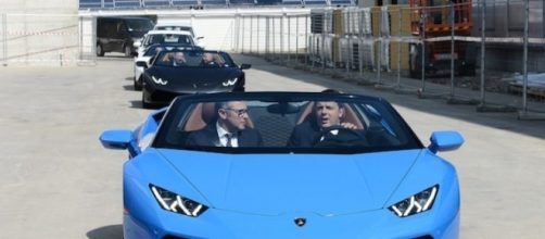 Matteo Renzi alla guida della Lamborghini Huracan Spyder