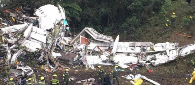 Aeronáutica colombiana confirma que avião da Chapecoense caiu sem combustível. Aeronáutica colombiana confirma que avião da Chapecoense caiu sem combustível.