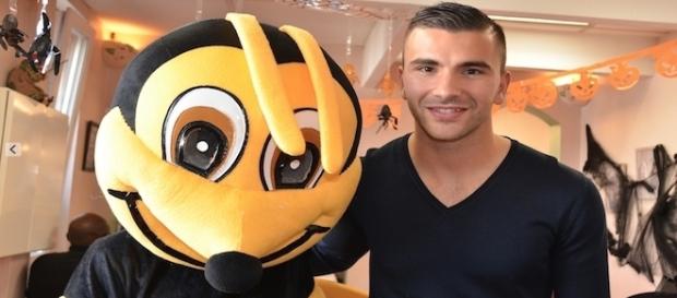 Anthony Lopes, chez lui à Givors avec la mascotte Givordino. Un peu de tendresse. Photo PV Anthony Lopes, chez lui à Givors avec la mascotte Givordino. Un peu de tendresse. Photo PV