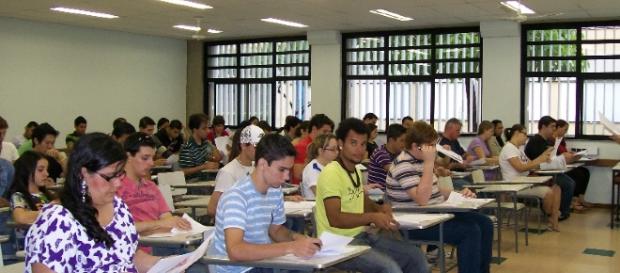 Sala de aula organizada no modelo tradicional. Sala de aula organizada no modelo tradicional.