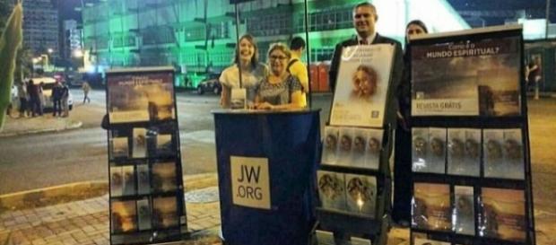 Testemunhas de Jeová oferecem gratuitamente publicações bíblicas em Chapecó Testemunhas de Jeová oferecem gratuitamente publicações bíblicas em Chapecó