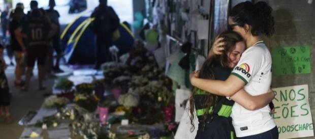 Torcedores prestam homenagens às vitimas de acidente aéreo (Ivan Pacheco/VEJA.com) Torcedores prestam homenagens às vitimas de acidente aéreo (Ivan Pacheco/VEJA.com)