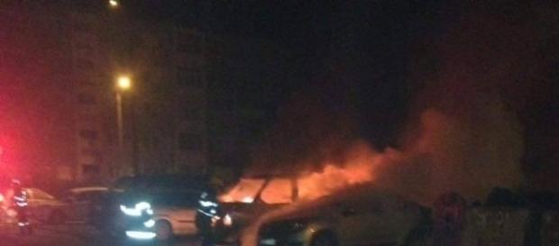 Trei autoturisme în flăcări pe Al Macilor Trei autoturisme în flăcări pe Al Macilor