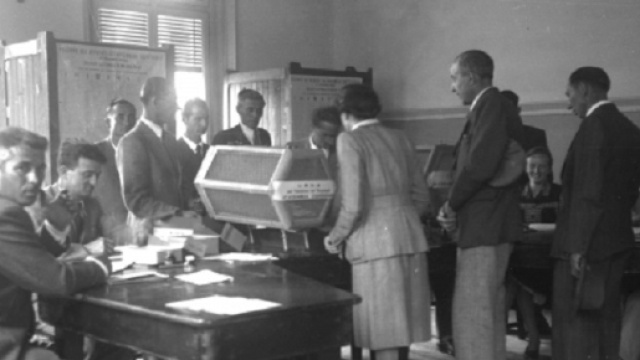 Cittadini alle urne per il referendum istituzionale del 2 giugno 1946