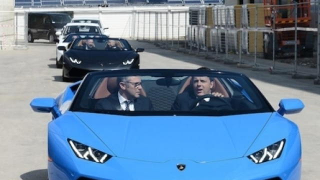 Matteo Renzi alla guida della Lamborghini Huracan Spyder