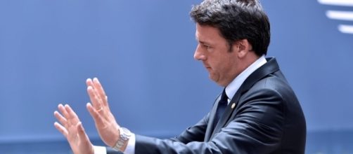 Matteo Renzi saluta tutti e se ne va