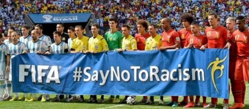 Nonostante tutte le manifestazioni, il calcio è troppo spesso al centro di inqualificabili episodi di razzismo