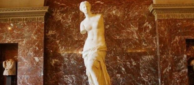 Afrodite ou Vênus de Milo, estátua grega que está no Museu do Louvre Afrodite ou Vênus de Milo, estátua grega que está no Museu do Louvre