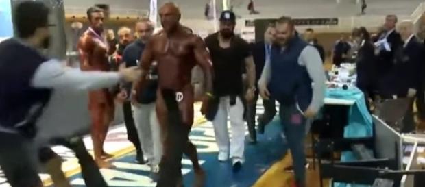 Giannis Magos, fisiculturista grego, quase mata o juiz Giannis Magos, fisiculturista grego, quase mata o juiz