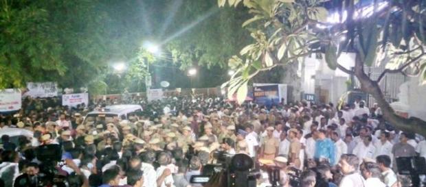 Jayalalithaa in Apollo hospital Crowd gathers (Youtube screen grab) Jayalalithaa in Apollo hospital Crowd gathers (Youtube screen grab)