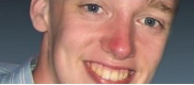 Jovem comete suicídio e deixa carta emocionante aos pais. Jovem comete suicídio e deixa carta emocionante aos pais.