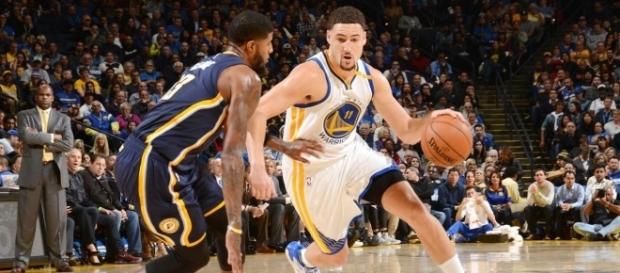 Klay Thompson dribla ante Paul George (via Sports Illustrated) Klay Thompson dribla ante Paul George (via Sports Illustrated)
