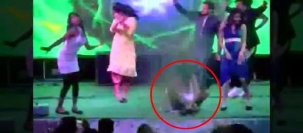 Kulwinder Kaur, de 25 anos, foi morta enquanto dançava em uma festa de casamento (Crédito: YouTube/WorldMediaChannel) Kulwinder Kaur, de 25 anos, foi morta enquanto dançava em uma festa de casamento (Crédito: YouTube/WorldMediaChannel)