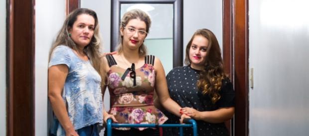 Lorena Santos, 23 anos se locomove com dificuldades devido a síndrome Lorena Santos, 23 anos se locomove com dificuldades devido a síndrome