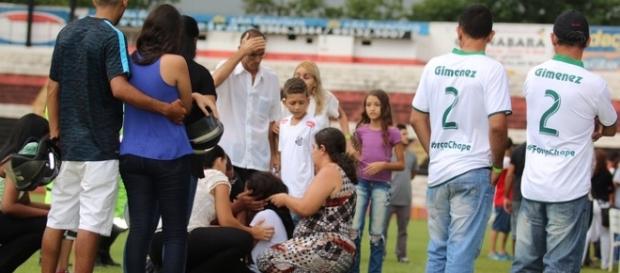 Mãe e viuva do lateral Gimenez se desentendem em velório (foto: Cleber Akamine) Mãe e viuva do lateral Gimenez se desentendem em velório (foto: Cleber Akamine)