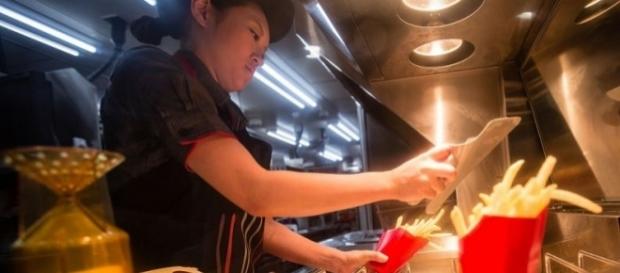 Para desempenhar as atividades de um atendente do McDonald’s, o candidato não precisa ter experiência Para desempenhar as atividades de um atendente do McDonald’s, o candidato não precisa ter experiência