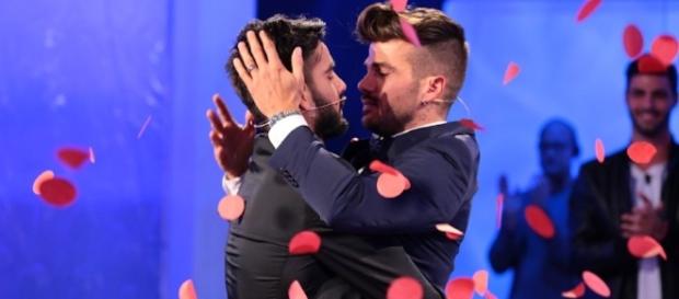 Uomini e Donne, bacio gay Claudio-Mario Uomini e Donne, bacio gay Claudio-Mario