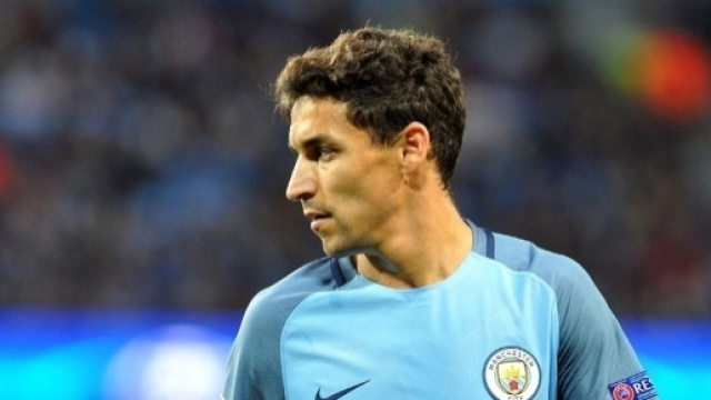 Il mercato si infiamma: Milan e Inter si sfidano per Jesus Navas