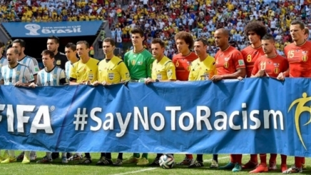 Nonostante tutte le manifestazioni, il calcio &egrave; troppo spesso al centro di inqualificabili episodi di razzismo