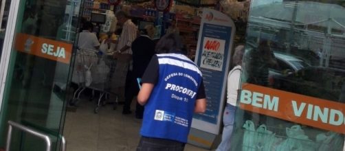 Fiscalização do Procon-RJ em um supermercado no Recreio (Foto: Divulgação)
