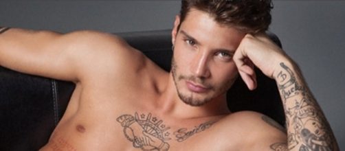 Gossip: Stefano De Martino ricorda le sue famose ex nella terza puntata di 'Selfie'.