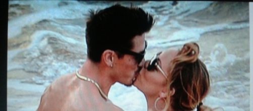 Il bacio ripreso alle Hawaii tra Mariah Carey e il suo coreografo Bryan Tanaka