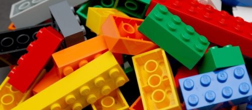 LEGO è un produttore di giocattoli danese noto per la sua linea di mattoncini assemblabili
