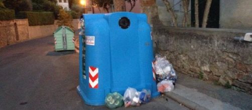 Napoli, tenta di buttare neonato nel cassonetto dei rifiuti