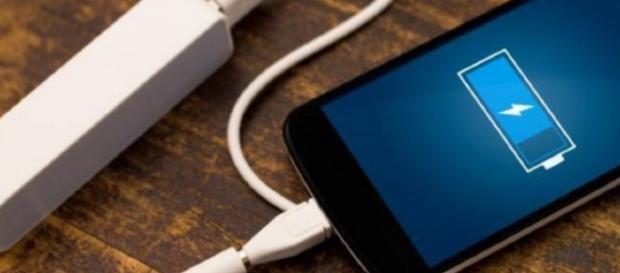 Bebê com menos de 1 ano morre eletrocutado ao brincar com celular que estava recarregando a bateria Bebê com menos de 1 ano morre eletrocutado ao brincar com celular que estava recarregando a bateria
