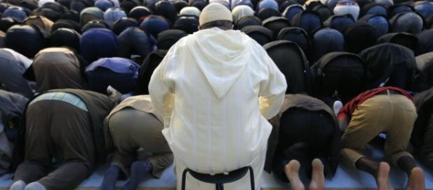 Fedeli mussulmani in preghiera - aljazeera.com Fedeli mussulmani in preghiera - aljazeera.com