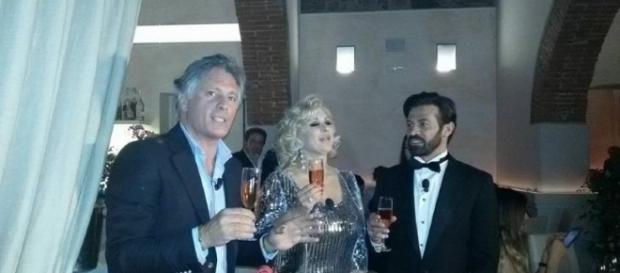 Giorgio Manetti brinda con Tina Cipollari e Gianni Sperti Giorgio Manetti brinda con Tina Cipollari e Gianni Sperti