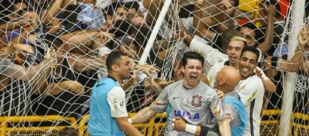 Jogadores do Corinthians comemoram terceiro gol em Sorocaba Jogadores do Corinthians comemoram terceiro gol em Sorocaba