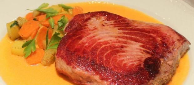 Lomo de atún a la plancha con verduras Lomo de atún a la plancha con verduras