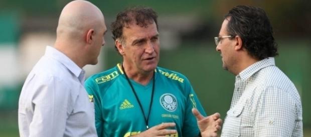 Maurício Galiotte, Cuca e Alexandre Mattos conversam na Academia de Futebol (Foto: Cesar Greco/Ag Palmeiras/Divulgação) Maurício Galiotte, Cuca e Alexandre Mattos conversam na Academia de Futebol (Foto: Cesar Greco/Ag Palmeiras/Divulgação)