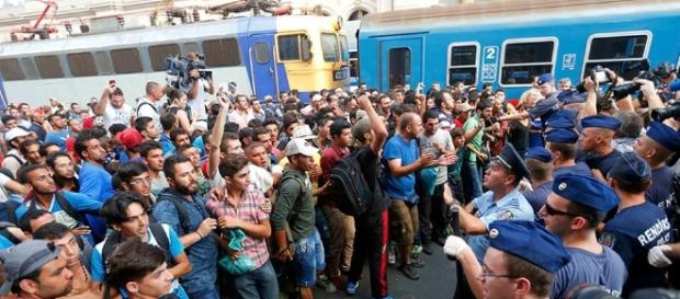 Merkel lässt sich feiern, das Flüchtlingsdesaster hält an. (Photoquelle/UrhG: Blasting.News Archiv) Merkel lässt sich feiern, das Flüchtlingsdesaster hält an. (Photoquelle/UrhG: Blasting.News Archiv)
