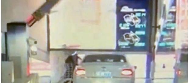 Mulher ainda tentou correr atrás do carro Mulher ainda tentou correr atrás do carro