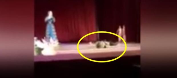 O bailarino caiu no palco após um ataque cardíaco e a plateia riu achando que era encenação O bailarino caiu no palco após um ataque cardíaco e a plateia riu achando que era encenação