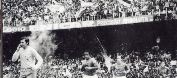 O Cruzeiro entra em campo com o goleiro Raul à frente, seguido de Dirceu Lopes, Tostão e Natal O Cruzeiro entra em campo com o goleiro Raul à frente, seguido de Dirceu Lopes, Tostão e Natal