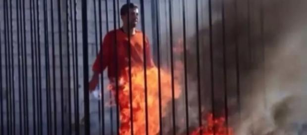 TERROR: Piloto jordaniano é queimado vivo pelo Estado Islâmico TERROR: Piloto jordaniano é queimado vivo pelo Estado Islâmico