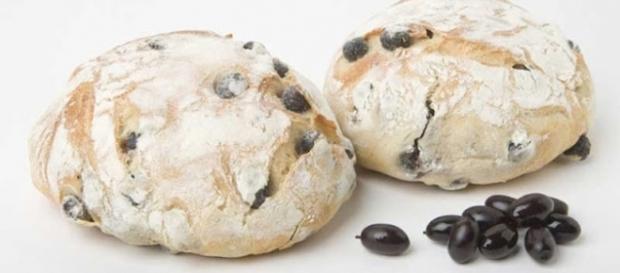Tipiche Pucce salentine con le olive nere Tipiche Pucce salentine con le olive nere