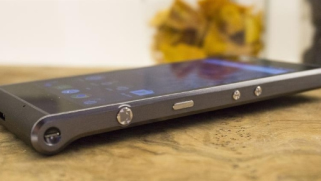 Kodak ci riprova con Ektra: Smartphone con un comparto fotografico.