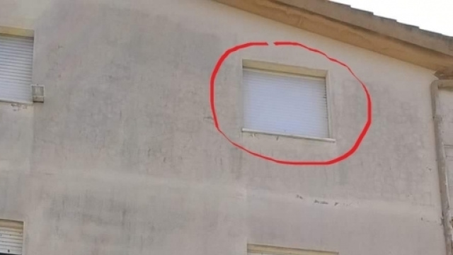 La finestra della stanza di casa Piredda, al 4&deg; piano, da cui Manuel avrebbe tolto la maniglia per impedire a Valentina Pitzalis di uscire.