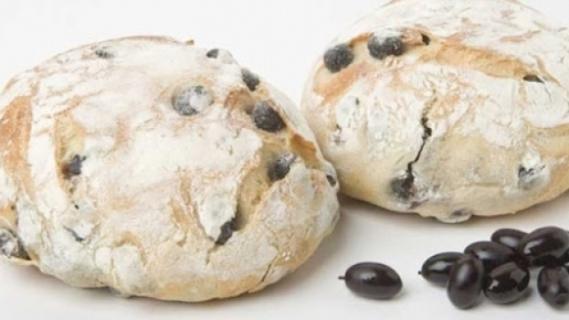 Tipiche Pucce salentine con le olive nere