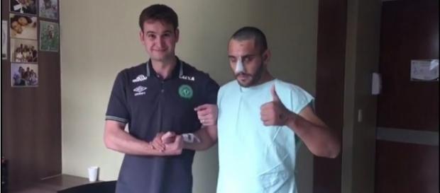 Alan Ruschel já caminha pelo hospital com o médico (Foto: Reprodução) Alan Ruschel já caminha pelo hospital com o médico (Foto: Reprodução)