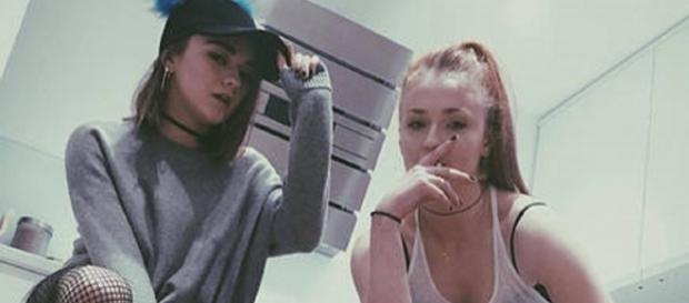 Aqui vemos a la popular actriz junto a su compañera Sophie Turner Aqui vemos a la popular actriz junto a su compañera Sophie Turner