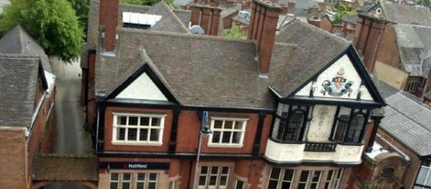 Banca de pe Derby Street din Leek, UK -unde au fost arestați cei doi români Banca de pe Derby Street din Leek, UK -unde au fost arestați cei doi români
