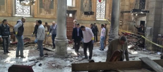 Fuerzas de seguridad y servicios médicos examinan el interior de una iglesia cristiana en El Cairo, donde murieron 25 personas (via Associated Press) Fuerzas de seguridad y servicios médicos examinan el interior de una iglesia cristiana en El Cairo, donde murieron 25 personas (via Associated Press)