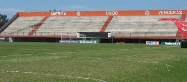 Giulite Coutinho, em Édson Passos, no Grande Rio: palco de Fluminense e Inter do próximo domingo pelo encerramento do Brasileirão (Foto: Arquivo) Giulite Coutinho, em Édson Passos, no Grande Rio: palco de Fluminense e Inter do próximo domingo pelo encerramento do Brasileirão (Foto: Arquivo)