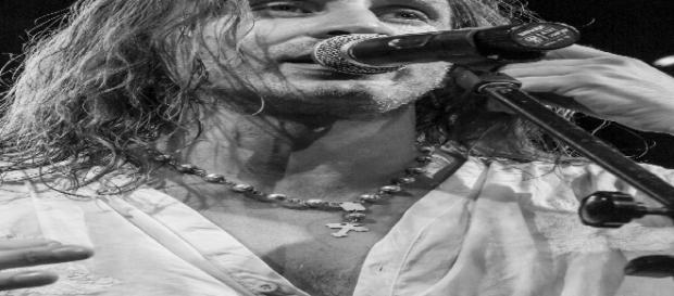Il cantautore Povia durante uno dei suoi concerti Il cantautore Povia durante uno dei suoi concerti
