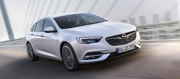 Opel Insignia é um cupê com linhas esportivas, musculares e elegantes. Opel Insignia é um cupê com linhas esportivas, musculares e elegantes.
